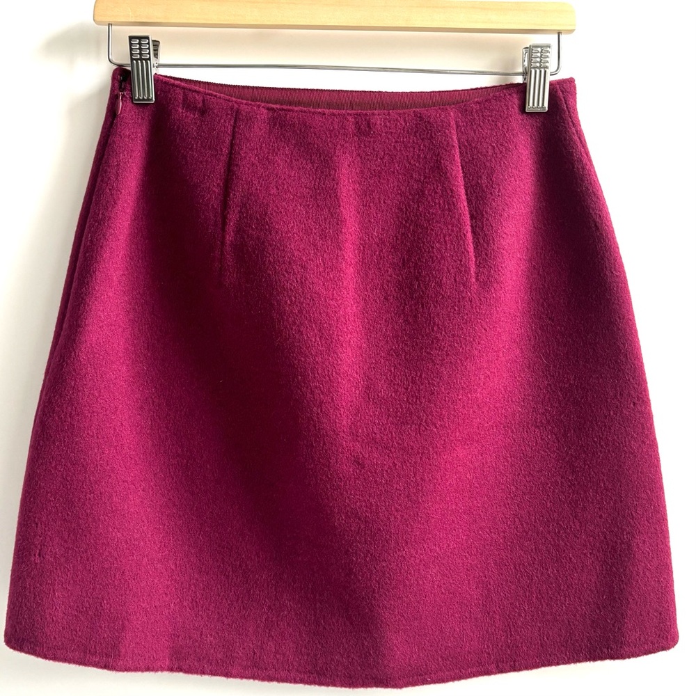 Club Monaco Centie Wool Blend Mini Skirt Jupe
Dark Raspberry/Rouge Size 2